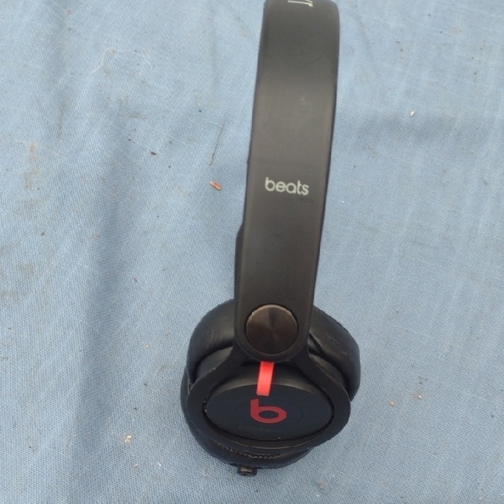 - Wireless Beats by Dre Black Studio Headphones NWOT